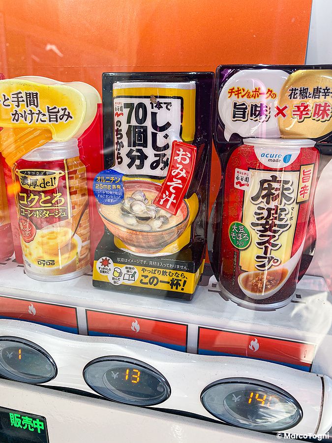 Lattine calde con zuppa alle vongole all'interno di un distributore automatico a Tokyo.