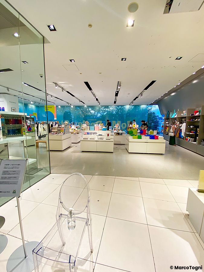 Interno del Moma Design Store a Tokyo con scaffali, oggetti di design e persone nello spazio commerciale.