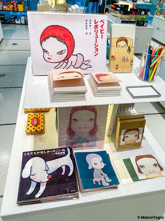 Espositore con oggetti di cancelleria e libri illustrati di Yoshitomo Nara presso il Moma Design Store a Tokyo.