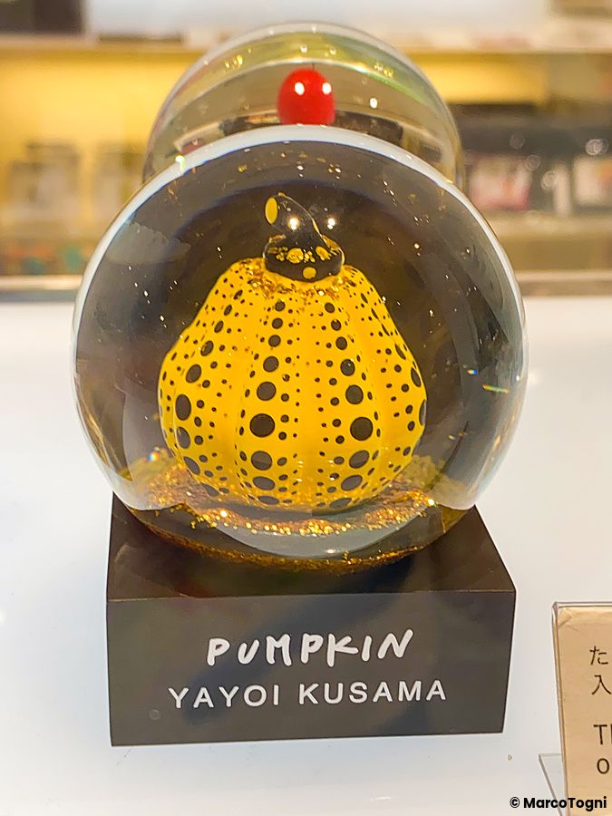 Una palla di vetro con all'interno una zucca gialla e nera in vendita presso il Moma Design Store a Tokyo.