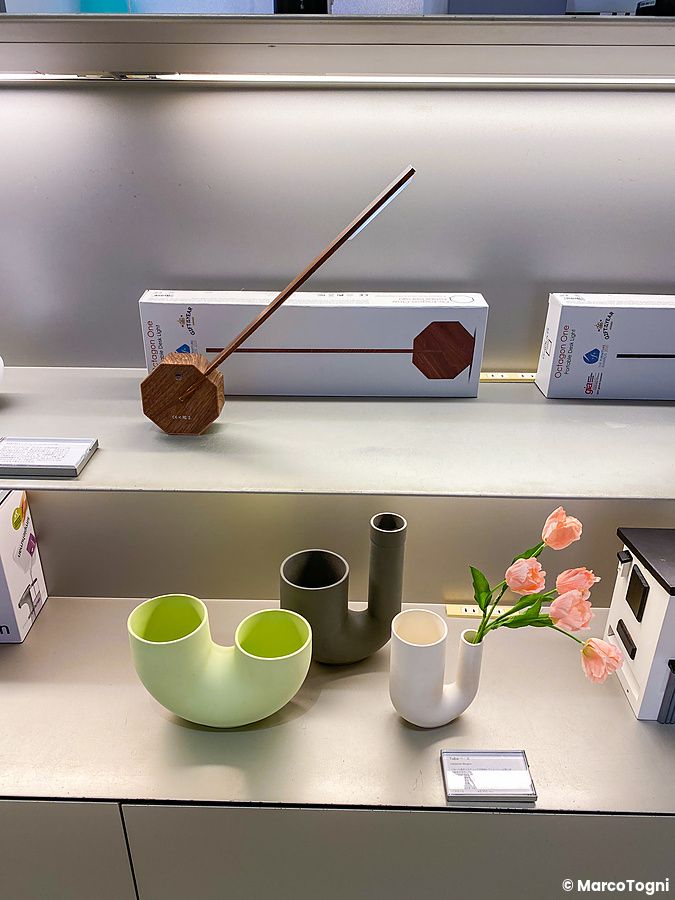 Articoli di design, inclusi vasi moderni e una lampada, in esposizione sugli scaffali del MoMA Design Store a Tokyo.