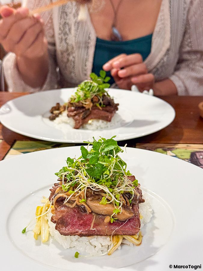 Piatti con carne wagyu, riso e funghi al Momose Shokudo