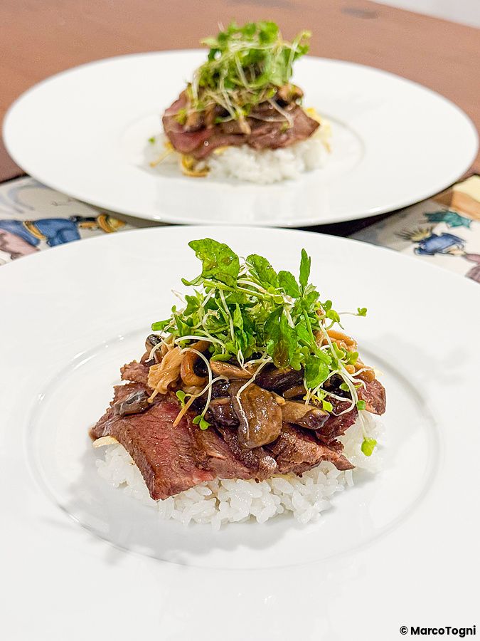 Due piatti di riso con carne wagyu, funghi e germogli freschi serviti al Ristorante Momose Shokudo.