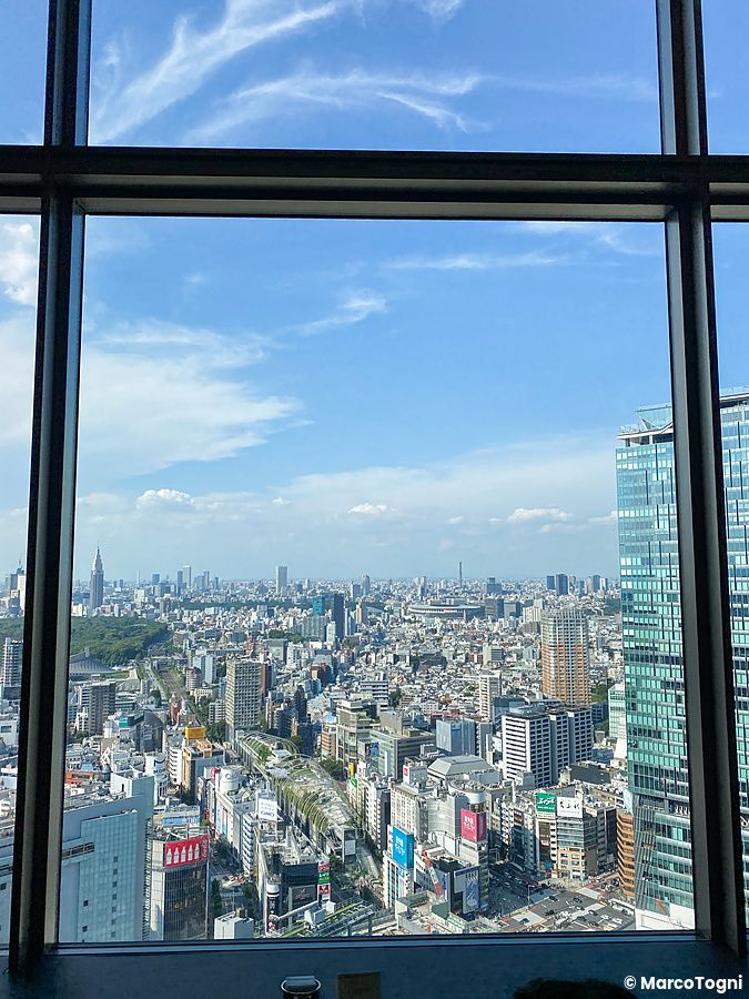 Vista panoramica di Shibuya dal Bar Bellovisto con skyline di Tokyo.