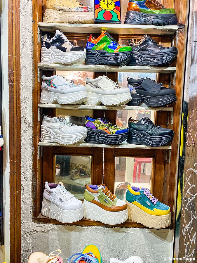 Scarpe con suola platform del marchio Yosuke esposte in una vetrina interna lungo Takeshita Dori a Tokyo.
