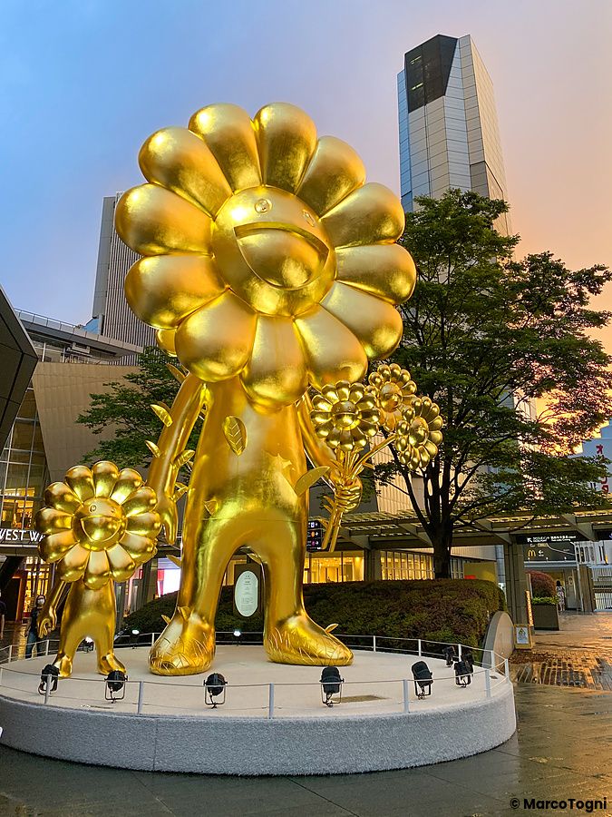 Scultura dorata floreale di Takashi Murakami a Roppongi, Tokyo.
