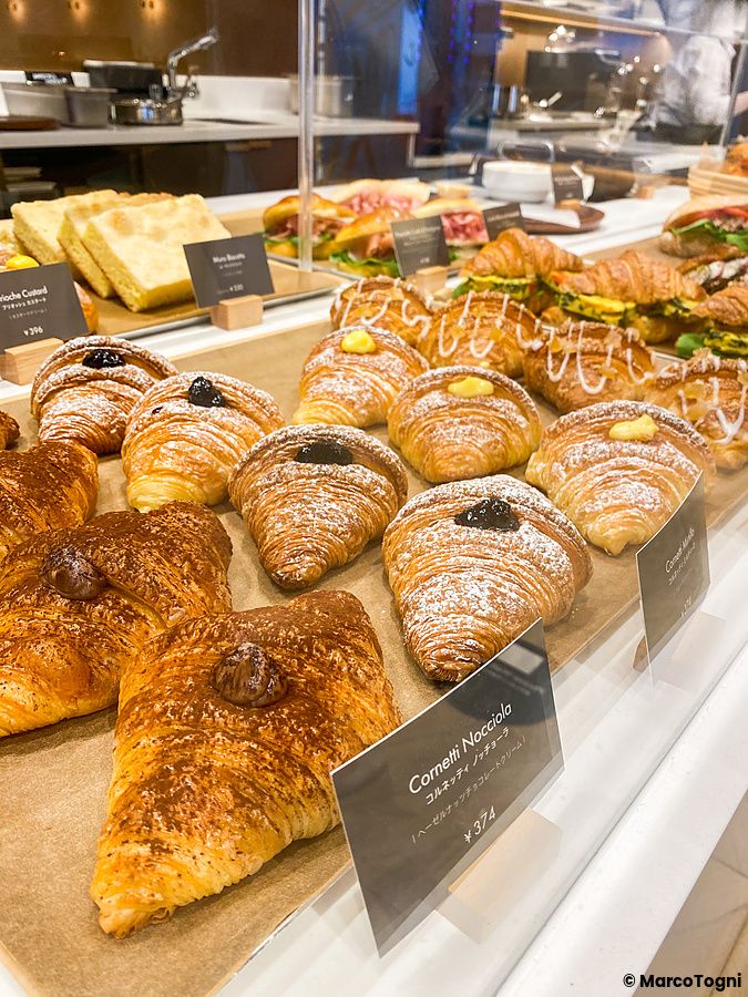 Vetrina con cornetti alla nocciola e altri prodotti da forno presso Starbucks Reserve a Ginza, Tokyo.