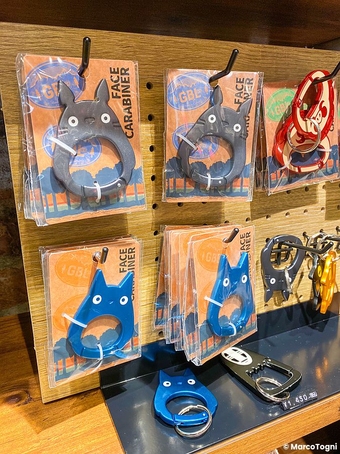 Moschettoni a forma di Totoro esposti in vendita nel negozio di Studio Ghibli a Tokyo.