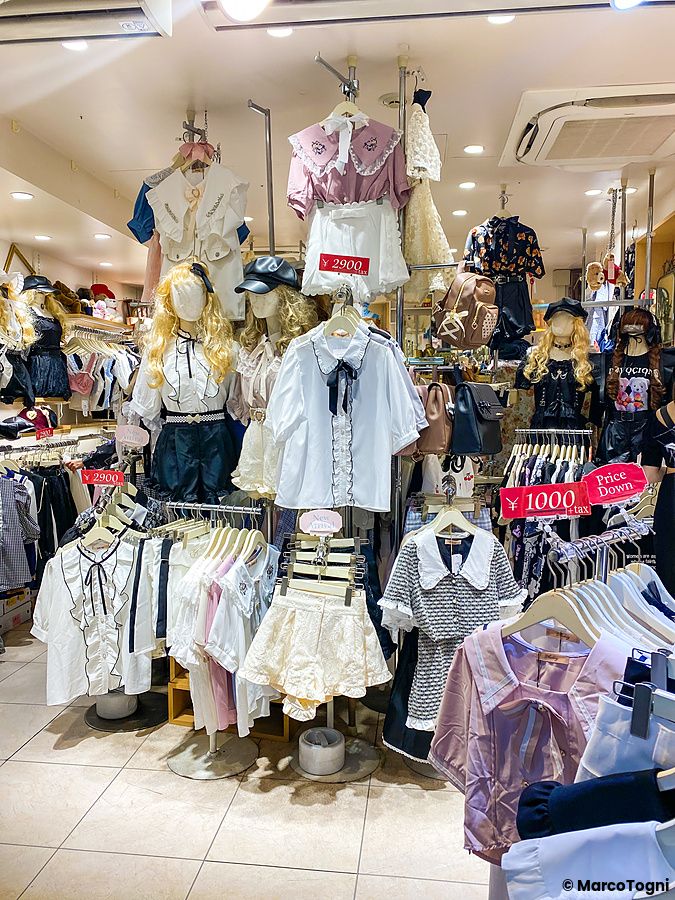 Interno di un negozio di abbigliamento a Takeshita Dori a Tokyo con numerosi manichini che indossano abiti in stile kawaii.