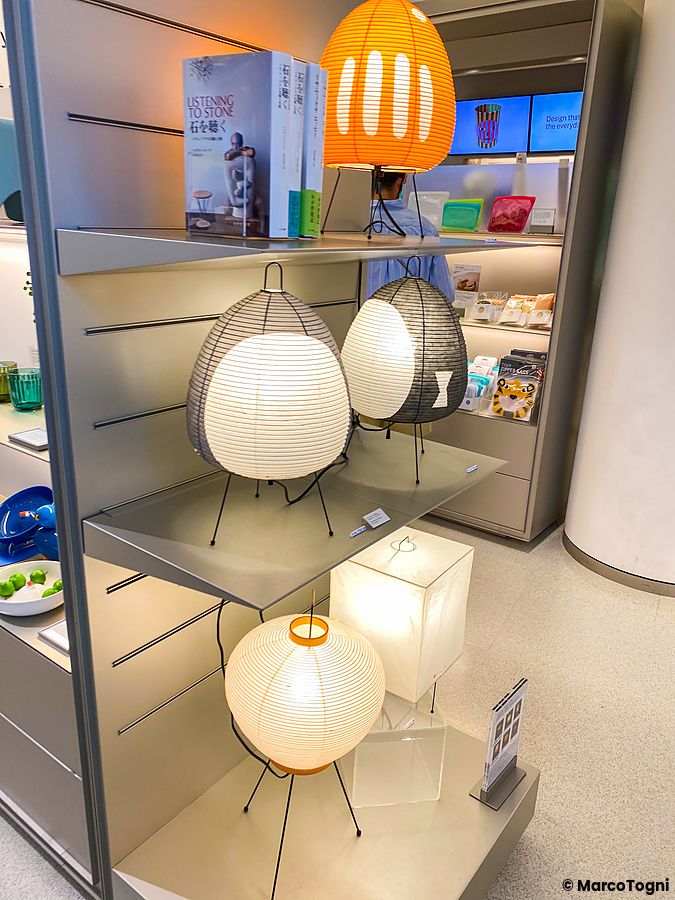 Esposizione di lampade di design moderno presso il Moma Design Store a Tokyo.