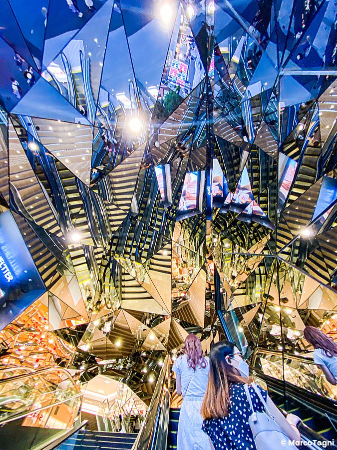 Entrata specchiata del Tokyu Plaza a Omotesando, Tokyo, con riflessi caleidoscopici.