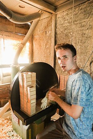 Marco Togni realizza un masu in legno all'interno di un laboratorio di falegnameria.
