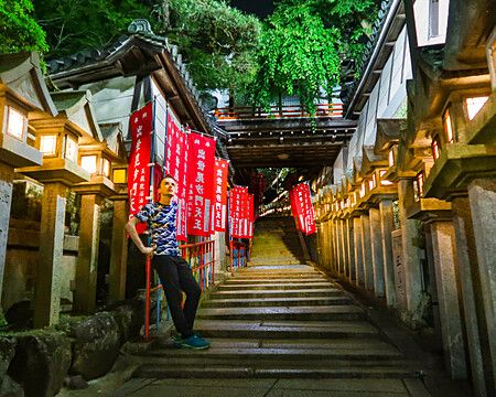 Persona su una scalinata illuminata da lanterne al tempio Gyokuzoin.