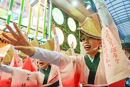 Persone in abiti tradizionali danzano al festival Koenji Awa Odori.