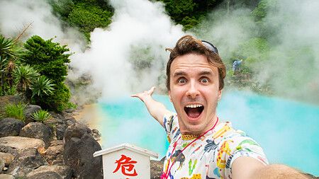 Marco Togni sorride davanti a una pozza termale fumante a Umi Jigoku, Beppu.