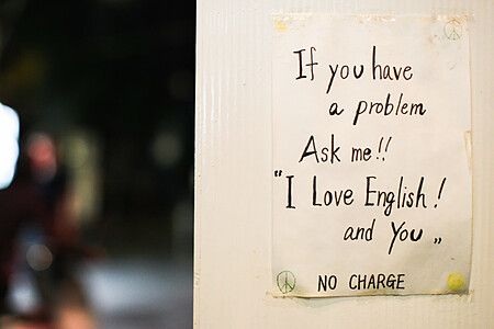 Cartello su una parete bianca con un messaggio scritto in inglese.