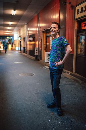 Marco Togni in un vicolo con ristoranti, a Yurakucho, Tokyo.