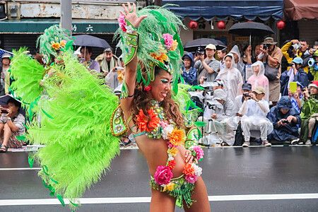 Danzatrice in costume verde al Samba Carnival di Asakusa, Tokyo.