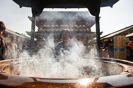Braciere con incenso vicino al tempio Senso-ji con persone intorno