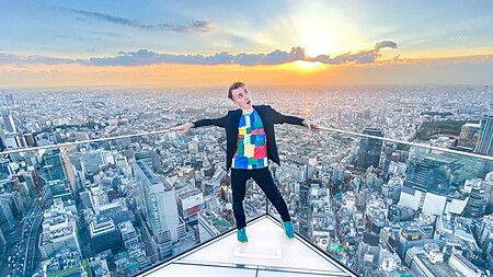 Persona a Shibuya Sky con vista su Tokyo al tramonto.