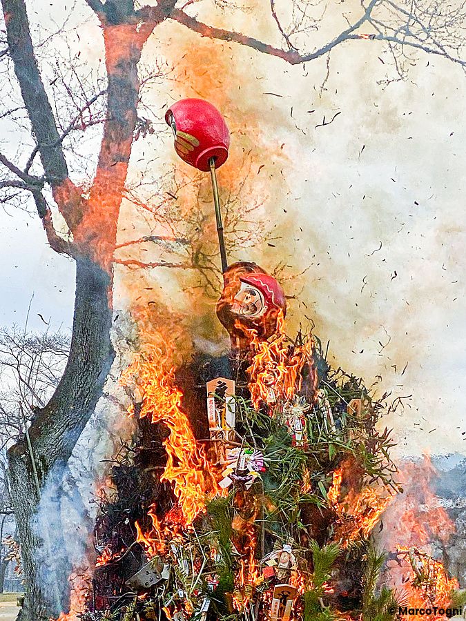 Decorazioni che bruciano durante il dondoyaki in giappone.