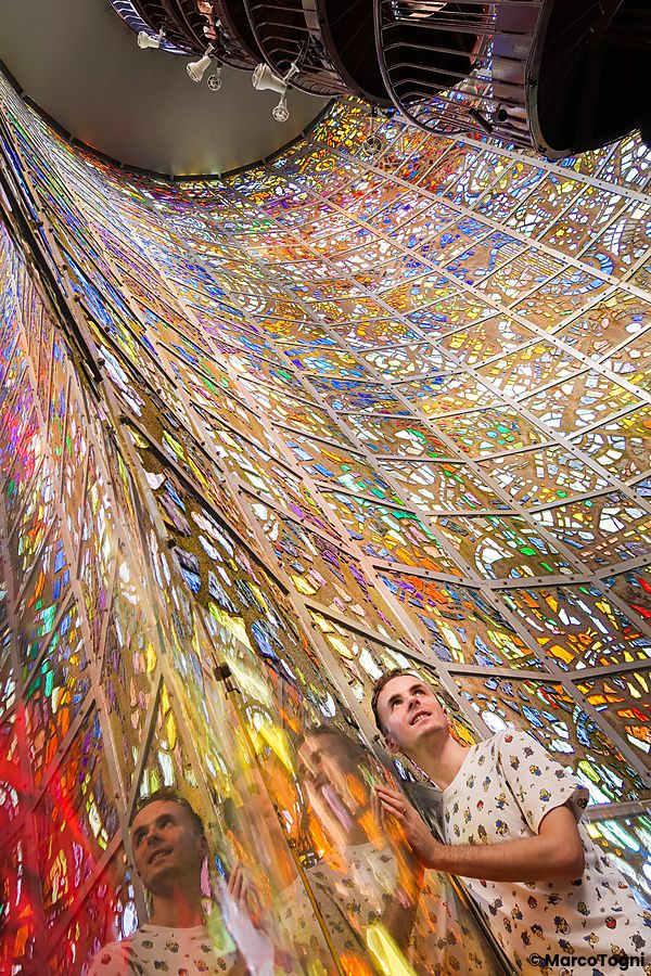 Marco Togni all'interno della Symphony Sculpture in vetro colorato presso l'Hakone Open Air Museum in Giappone.