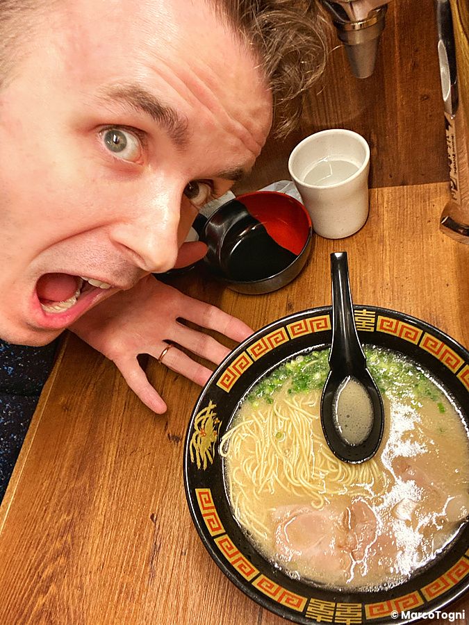 Marco Togni si scatta un selfie entusiasta davanti a una ciotola di ramen nel ristorante da Ichiran.