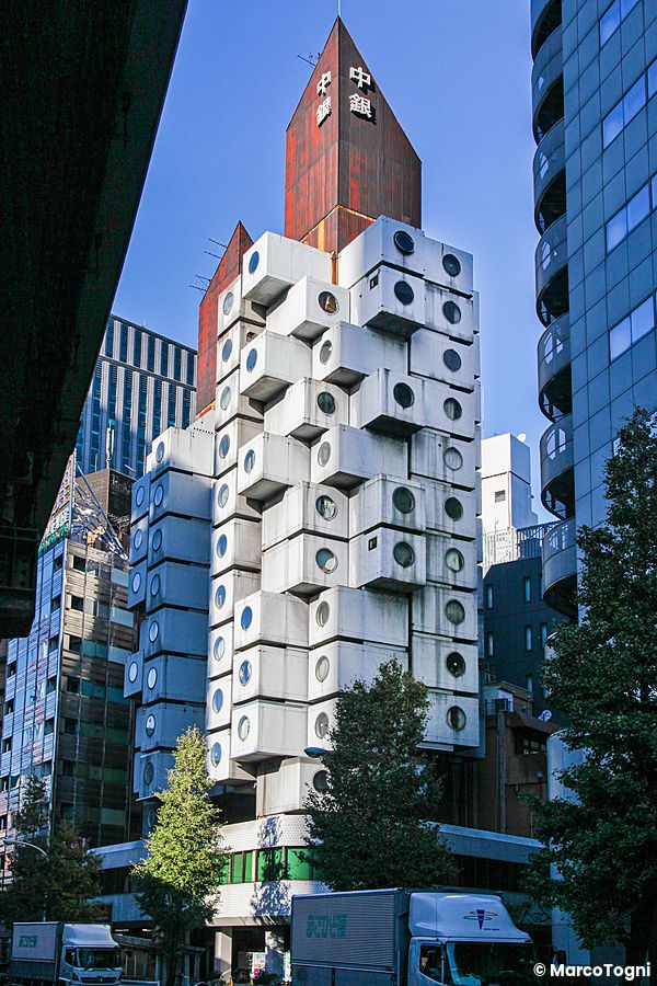 Nakagin Capsule Tower a Tokyo in un giorno luminoso.