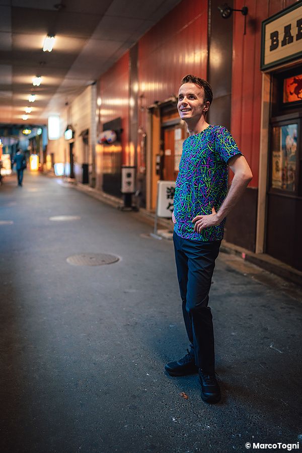 Marco Togni in un vicolo con ristoranti, a Yurakucho, Tokyo.