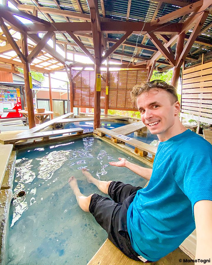 Marco Togni rilassato in un onsen scoperto a Kamado Jigoku, Beppu.