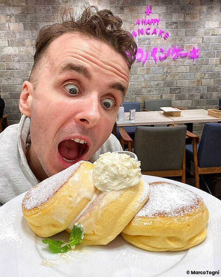 Marco Togni spalanca la bocca davanti a un piatto di pancake soffici nel ristorante a Happy Pancake.