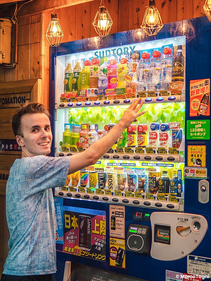 Marco Togni compra bevanda da distributore automatico a Tokyo