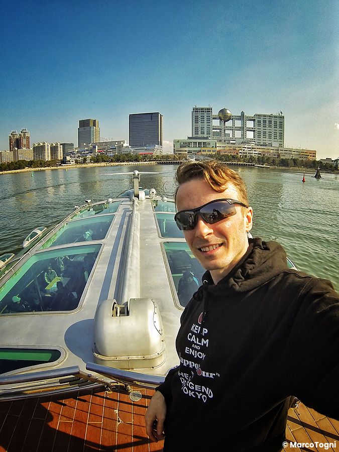 Marco Togni su traghetto Hotaluna verso Odaiba con skyline di Tokyo sullo sfondo.