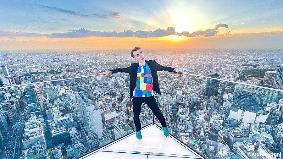 Persona a Shibuya Sky con vista su Tokyo al tramonto.