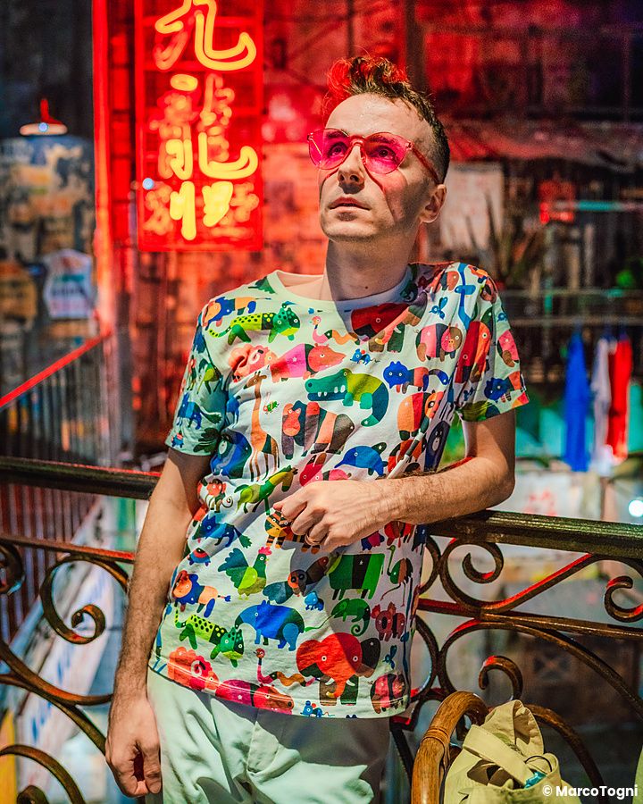 Marco Togni con occhiali da sole e maglietta colorata nella Warehouse Kawasaki.