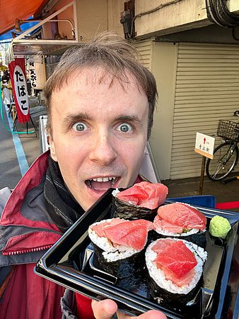 Marco Togni tiene un vassoio di maki con tonno presso Maguro Koya a Tsukiji.
