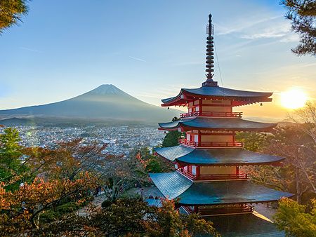 la pagoda Chureito al tramonto con il monte Fuji sullo sfondo.