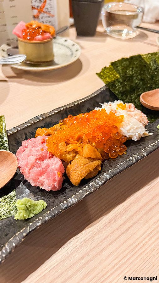 Un piatto di maki con crudo composto da ricci di mare, uova di salmone, granchio e tonno presso Shibuya Kito Kito.