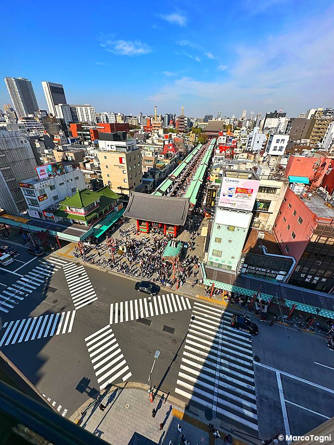 vista dall'alto di Nakamise Dori ad Asakusa, Tokyo, con molte persone e negozi.