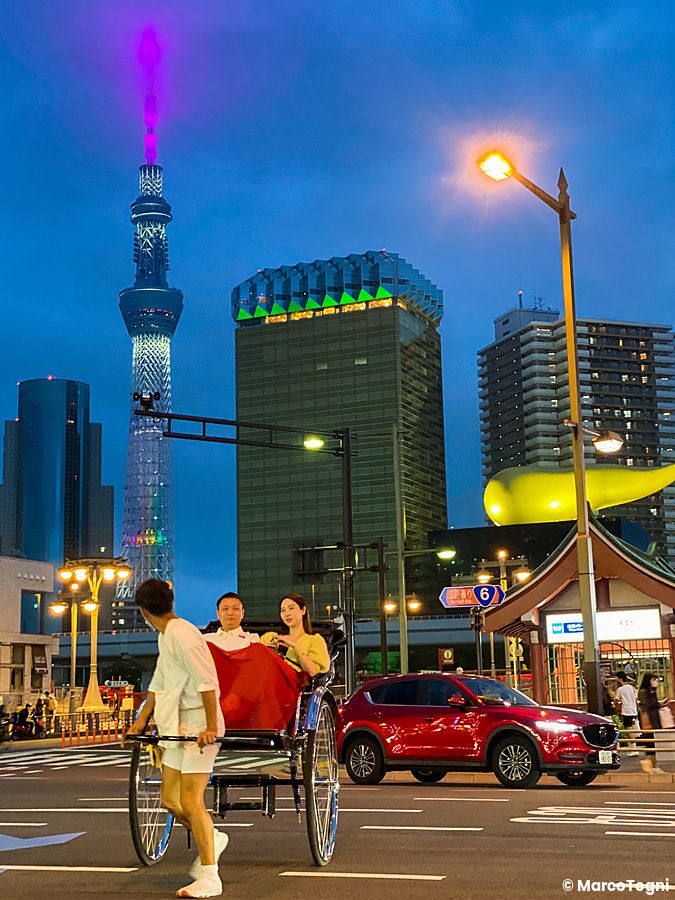 risciò trainato ad Asakusa con sfondo di Tokyo Skytree e edifici.