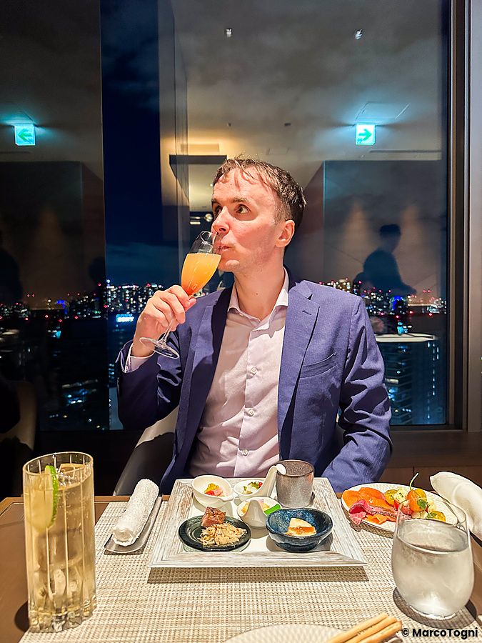 Marco Togni che cena nell'executive lounge dell'InterContinental the Strings Tokyo con vista sulla città.