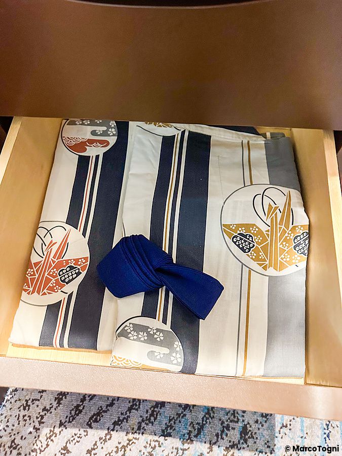 Yukata piegato in un cassetto all'InterContinental the Strings Tokyo.