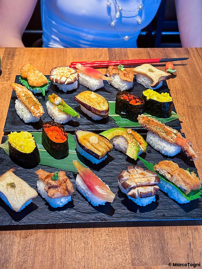 Un vassoio di sushi vegano con vari nigiri di verdure servito da Vegan Sushi Tokyo a Shibuya.