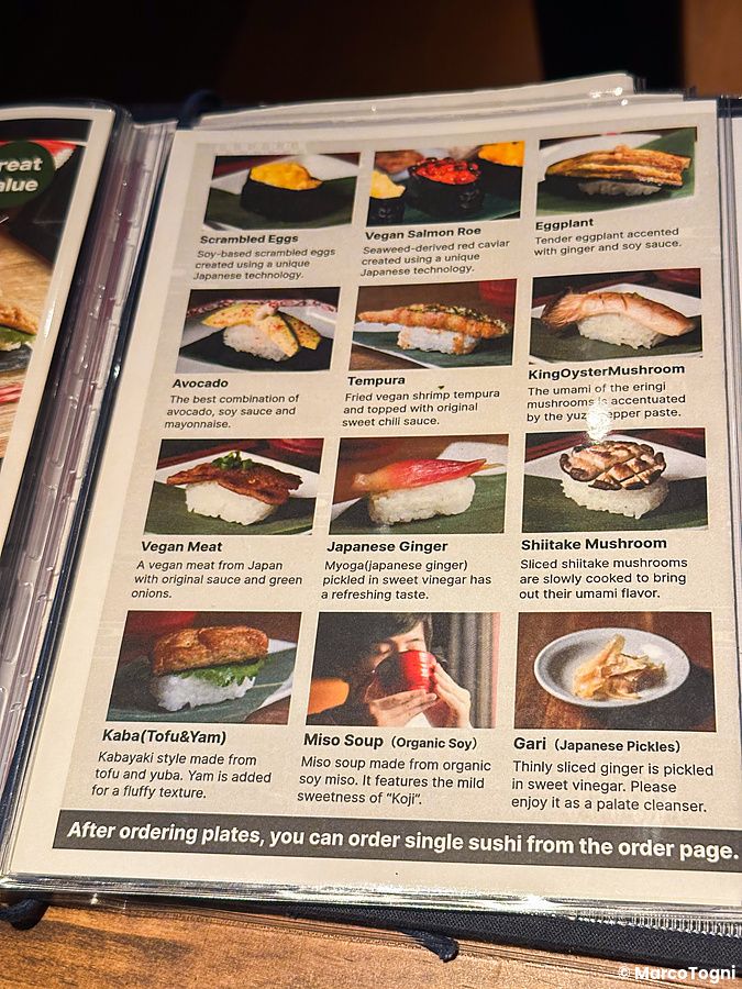 Pagina del menu a Vegan Sushi Tokyo che elenca vari tipi di sushi vegetale e zuppa di miso con descrizioni.