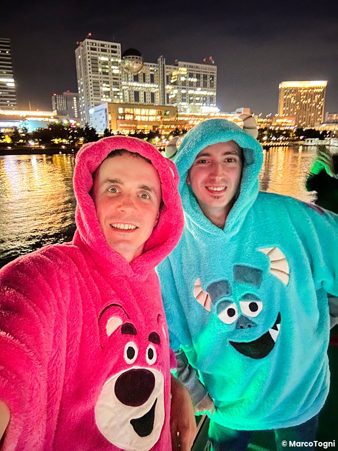 Marco Togni e un altro Marco Togni con costumi Pixar a bordo di uno Yakatabune a Tokyo con lo skyline notturno della città...