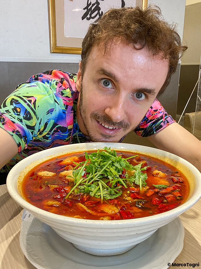 Marco Togni si sporge verso una ciotola di zuppa super piccante servita al ristorante Mara Daigaku a Ueno.