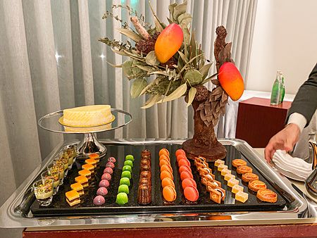 Carrello di piccola pasticceria con dolci vari e una scultura di cioccolato presso Asahina Gastronome a Tokyo.