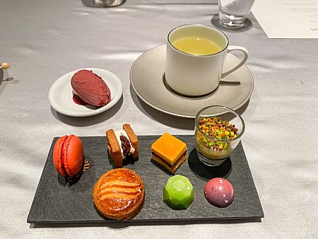 Piccola pasticceria servita su un vassoio di ardesia presso il ristorante francese Asahina Gastronome a Tokyo.