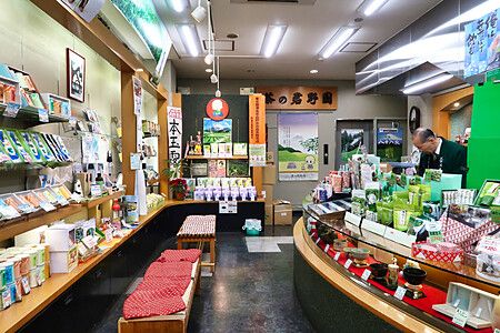 Interno del negozio Kiminoen Tea Garden ad Ameyoko con scaffali di prodotti al tè e un bancone vendita.