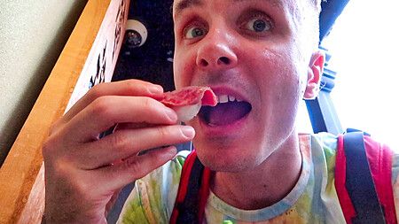 Marco Togni che mangia sushi con carne di Hida a Hida Kotte Ushi.